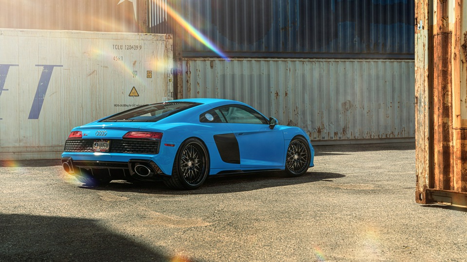 Синий Audi R8 8k