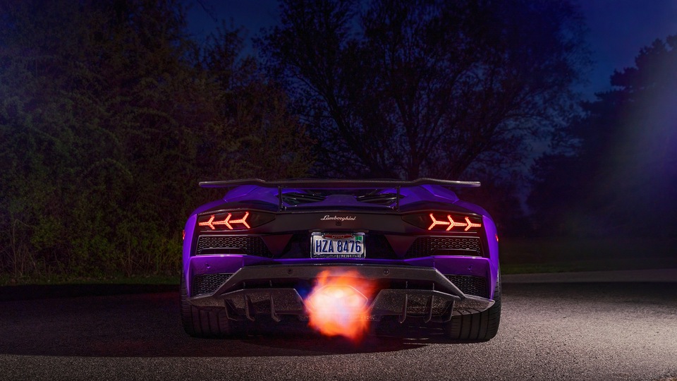 Фиолетовый выхлоп Lamborghini Aventador Pop 5k