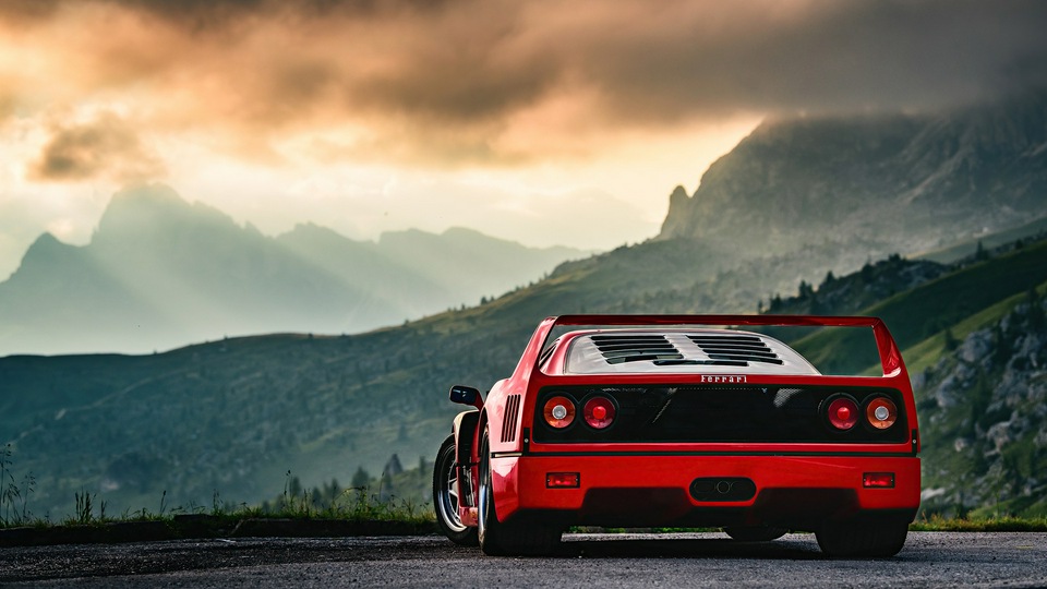 Красный Ferrari F40