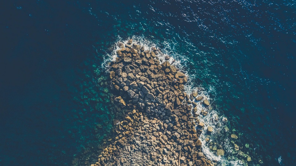 Панорамный вид Морская вода Прибрежные скалы