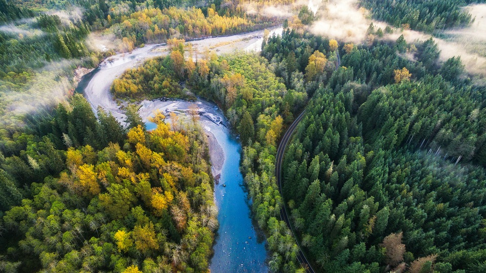 Горная петля Вид с высоты птичьего полета 4k