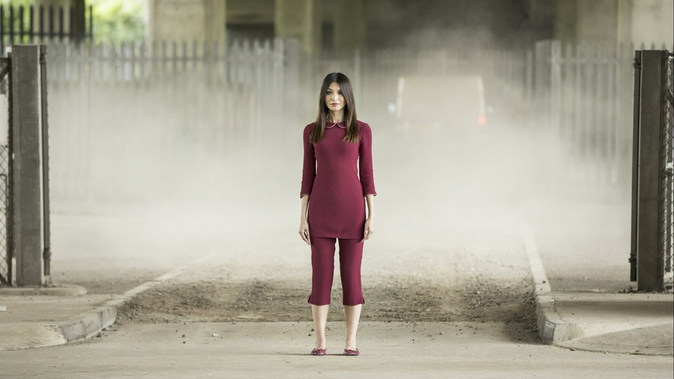 Джемма Чан в роли Мии в "Людях"