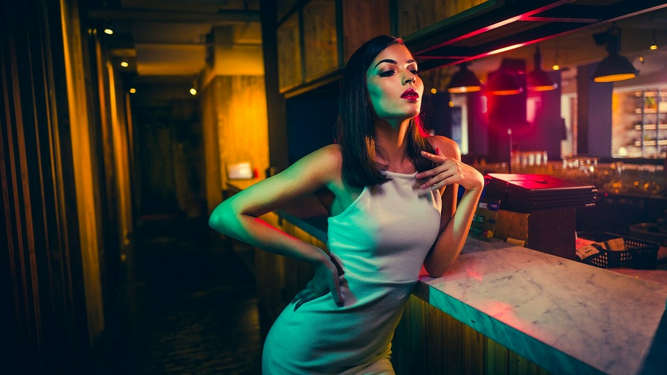 Девушка в Баре