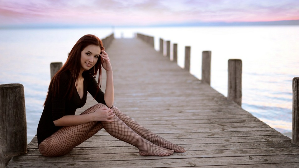 Девушка, Сидящая на Пирсе