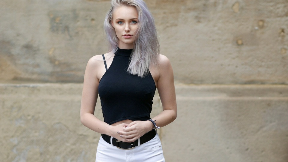 Девушка с белыми волосами