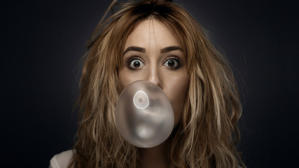 Девушка, жующая резинку