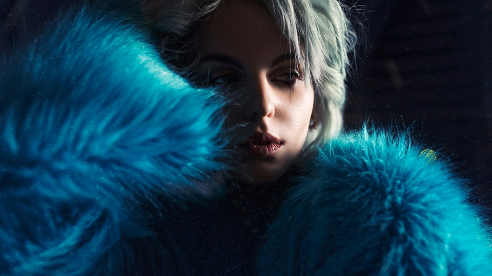 Девушка с белыми волосами Смотрит в сторону