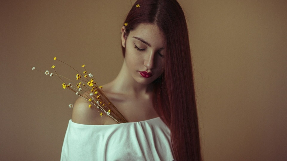 Девушка с длинными волосами в цветочек
