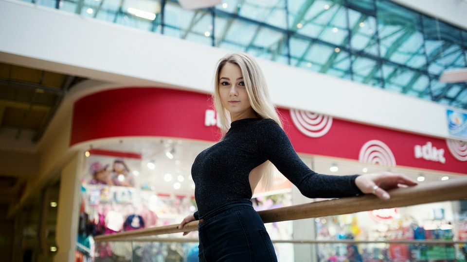 Красивая Девушка в черном Топе