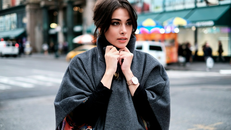 Великолепная Девушка Смотрит в сторону