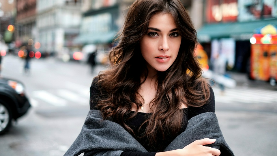 Великолепная Девушка в черном платье, скрестившая руки на груди