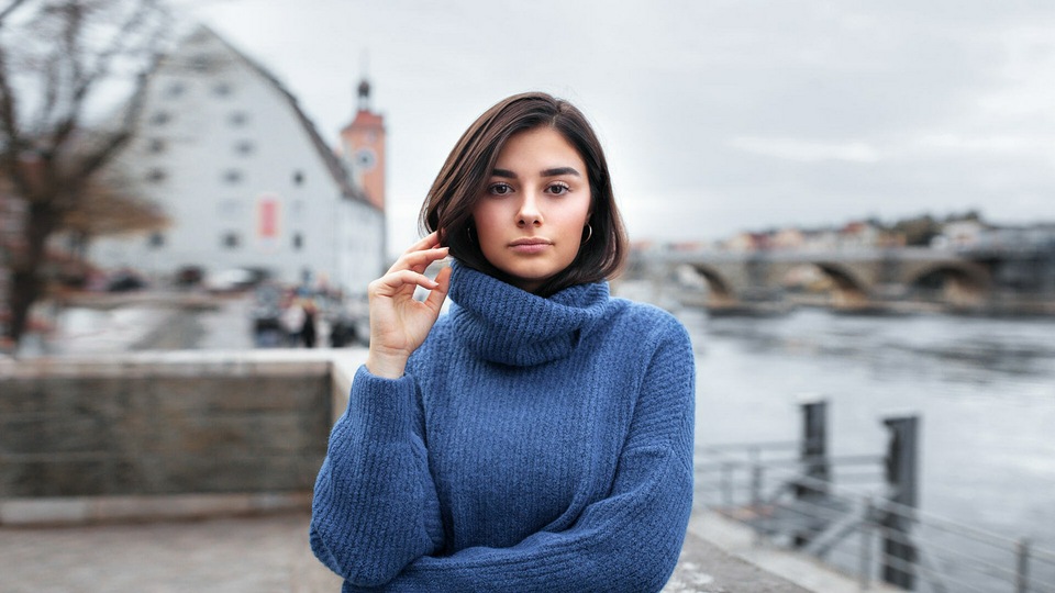 Девушка в синих водолазках на открытом воздухе