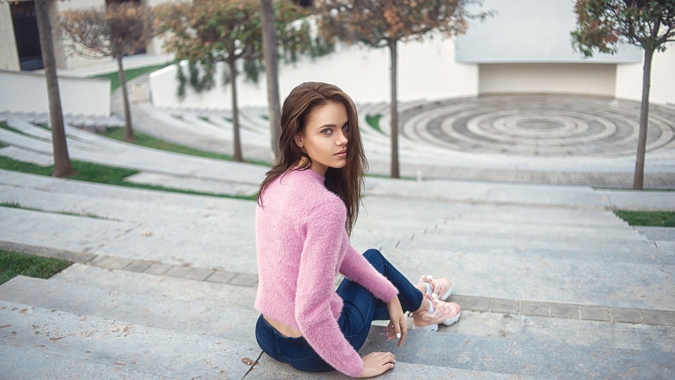 Красивая Девушка, Сидящая На Лестнице