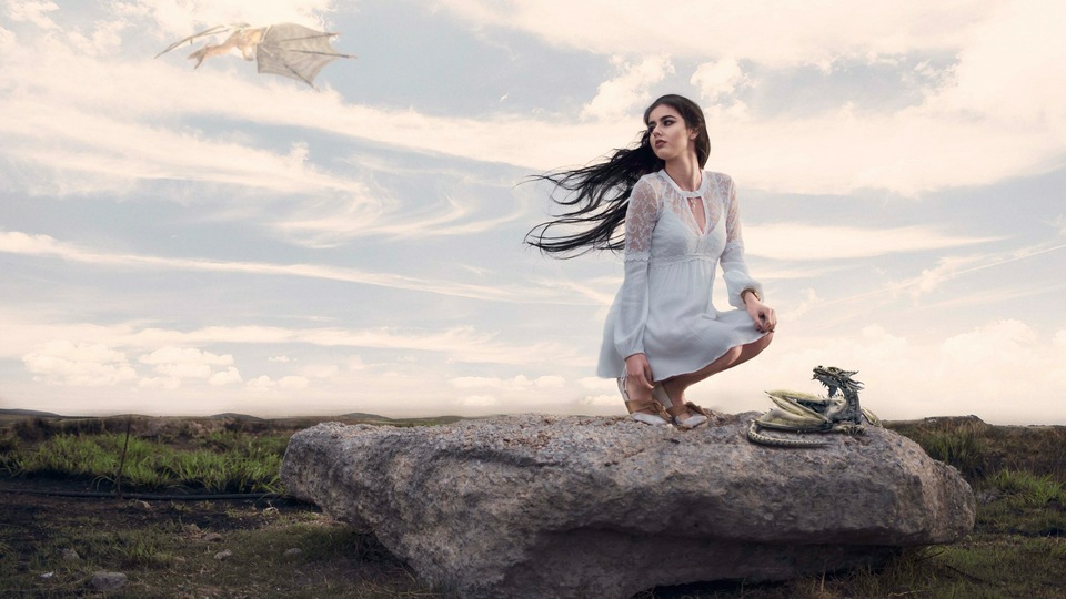 Девушка, Сидящая на Жестком Камне с Фантастическими Драконами