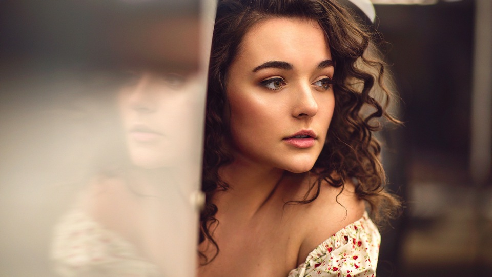 Брюнетка с завитушками на лице Девушка