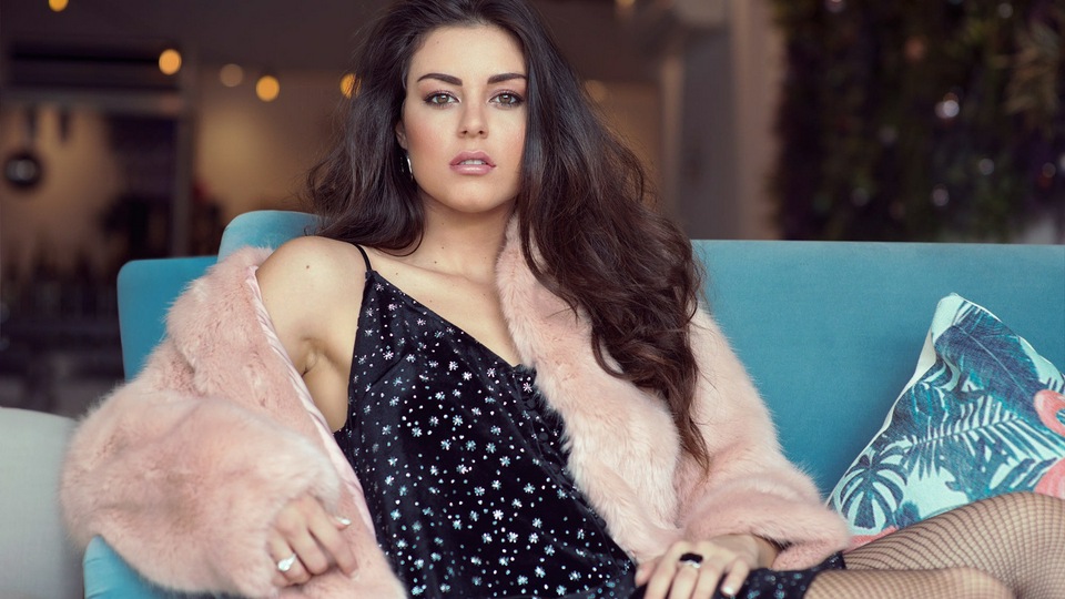 Карие глаза Платье Девушки Длинные Волосы