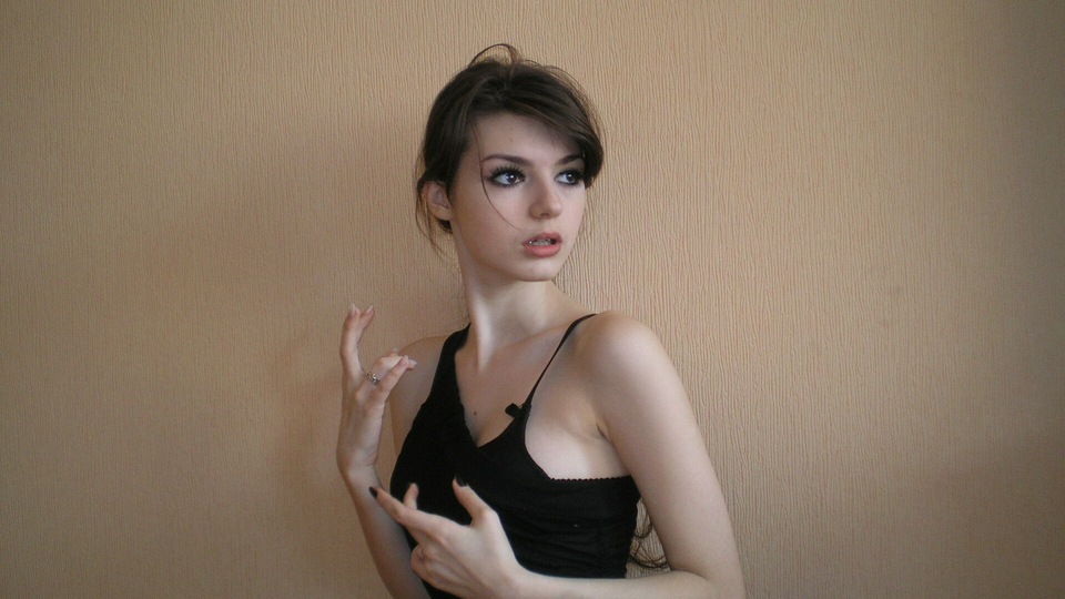 Потрясенная Девушка смотрит на Зрителя