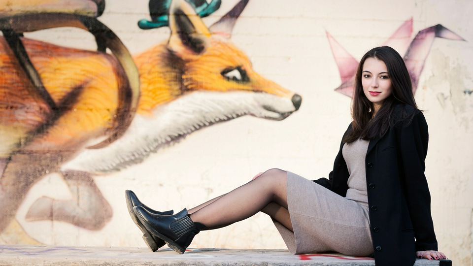 Великолепная модель, сидящая