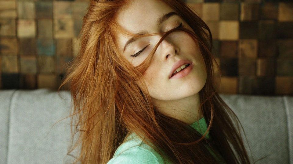 Волосы Цзя Лиссы на лице