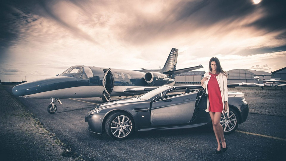 Фотосессия модели Aston Martin и Jet