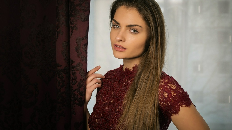 Девушка с Каштановыми Волосами Смотрит на Зрителя