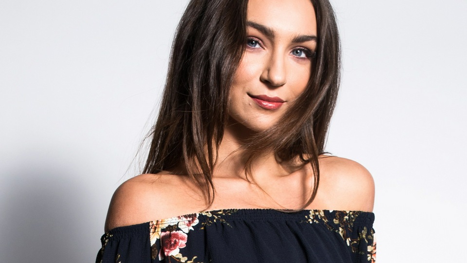 Топ Бордо с цветочным принтом для голубоглазой девушки