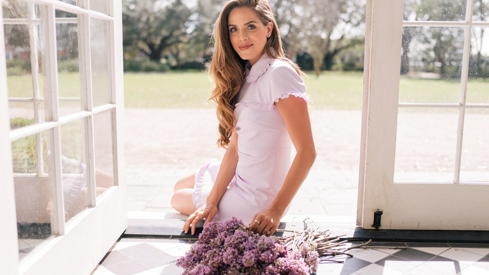 Женщины, Сидящие на Двери с Цветами