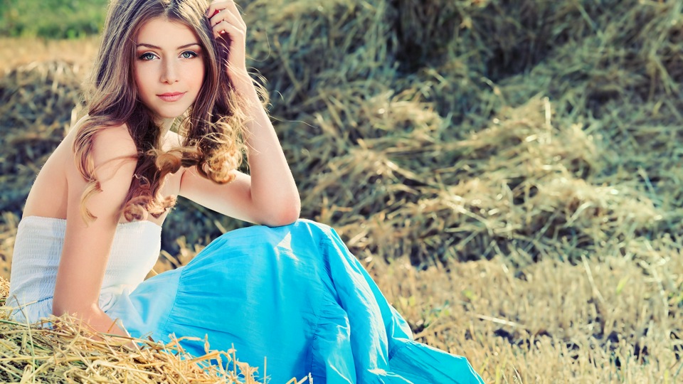 Девушка с каштановыми волосами на открытом воздухе