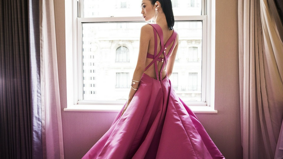 Девушка в розовом платье встретила Гала-концерт