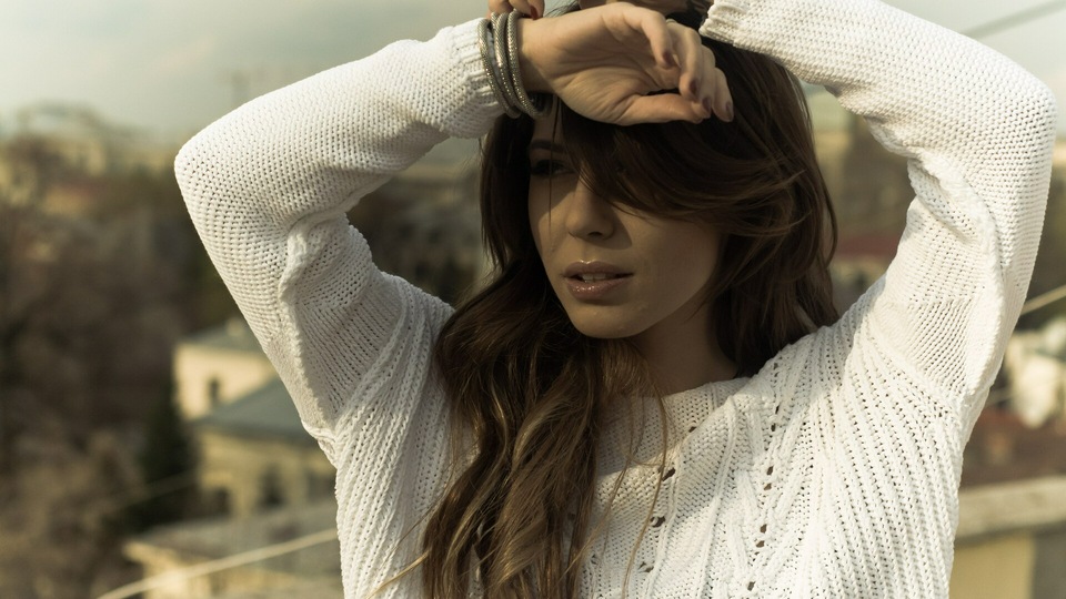 Модель, держащая ее за руки