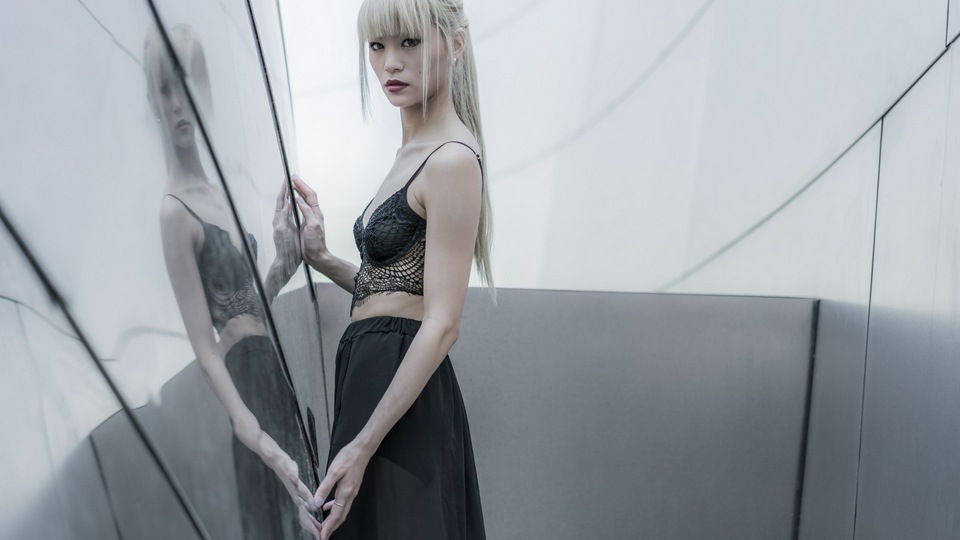 Азиатская Девушка в черном платье