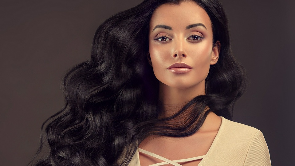 Модель с черными волосами