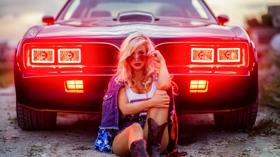 Модель, Сидящая перед Автомобилем