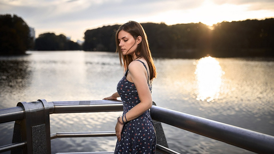 Симпатичная Девушка, Стоящая На Пирсе Возле Морской Пристани