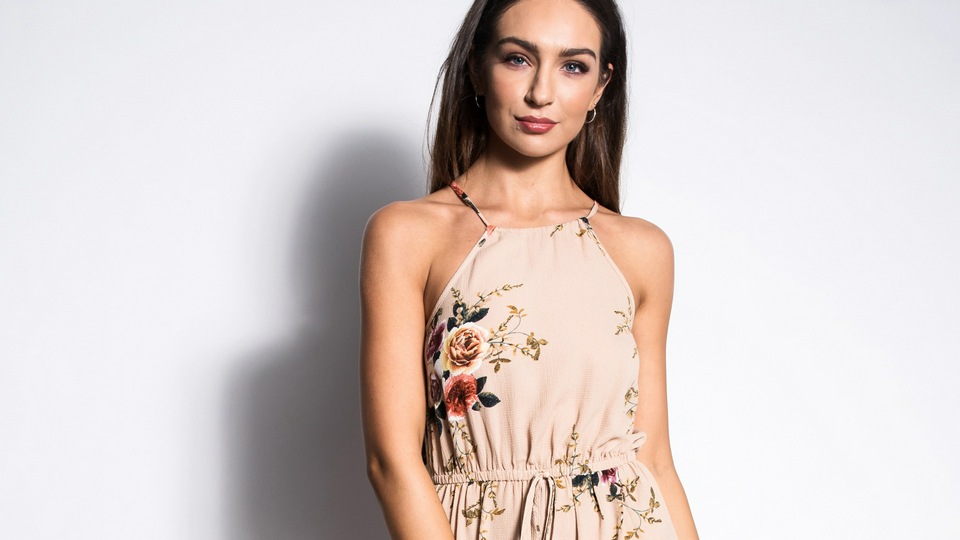 Модель Смотрит на Зрителя