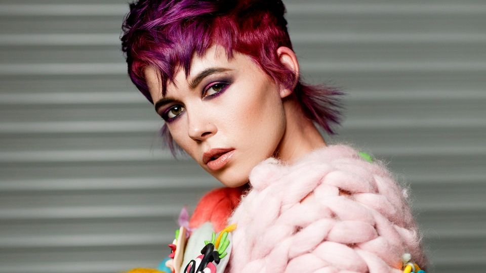 Модель с Вишнево-розовыми волосами