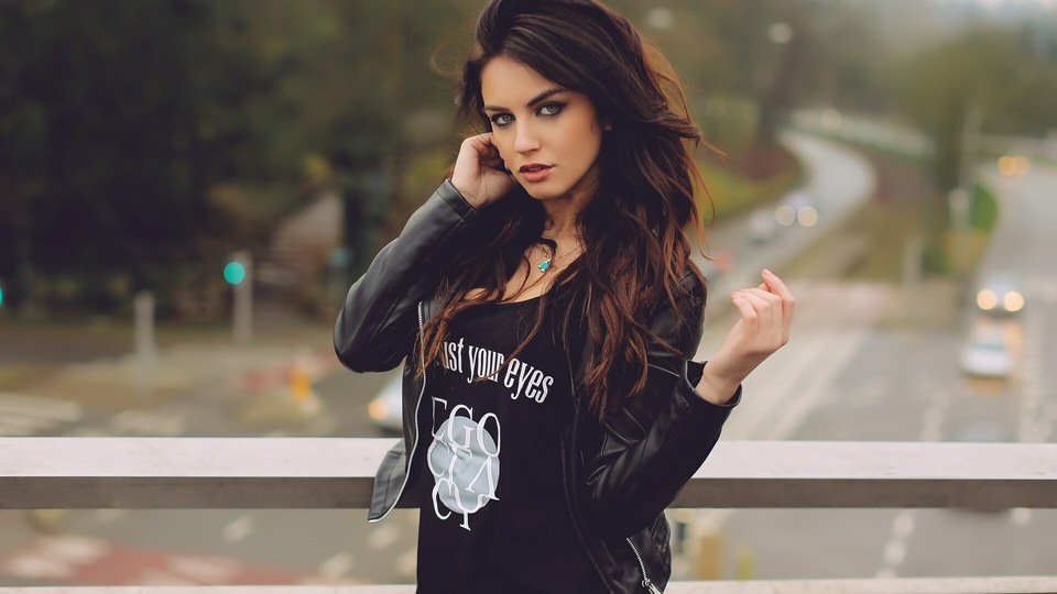 Девушка В Кожаной Куртке Смотрит на Зрителя