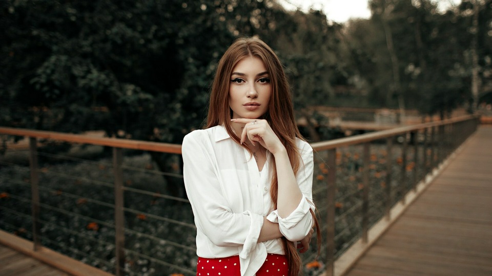 Девушка на улице Смотрит на Зрителя