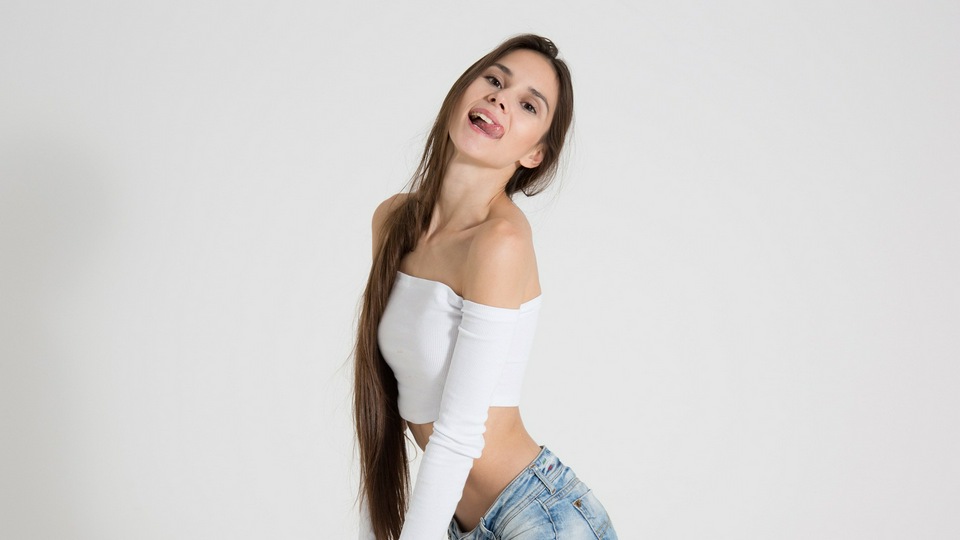 Милая Девушка высунула язык