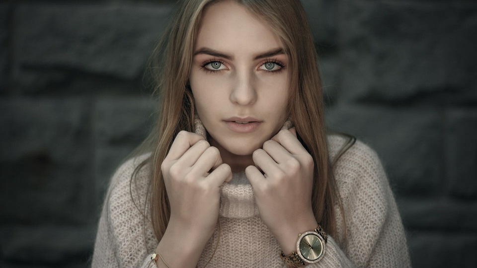 Красивая Модель Смотрит на Фотографа