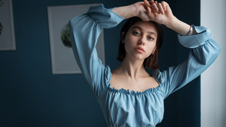 Голубоглазая Девушка Смотрит