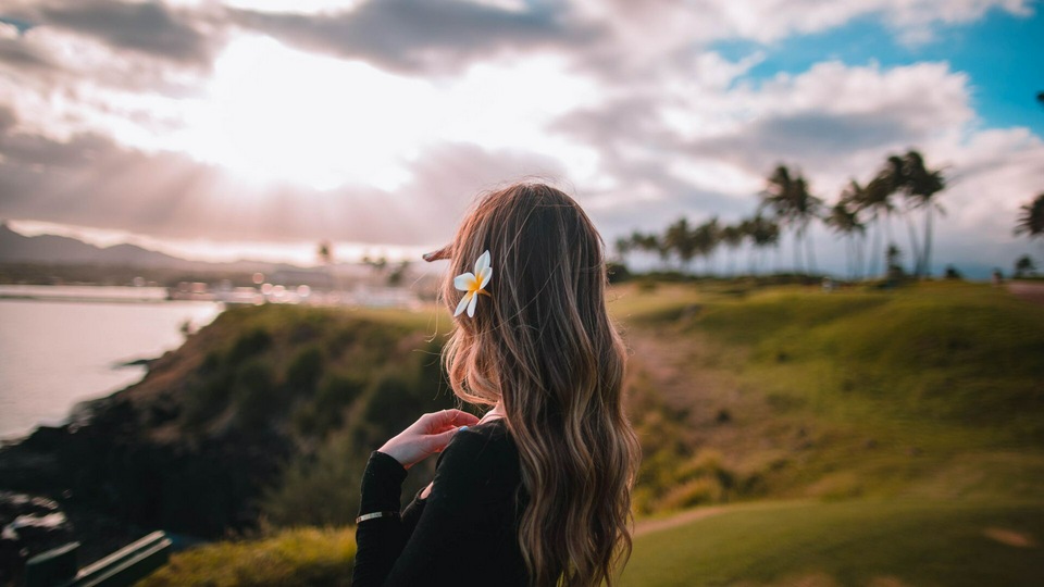 Девушка с Цветком в Волосах