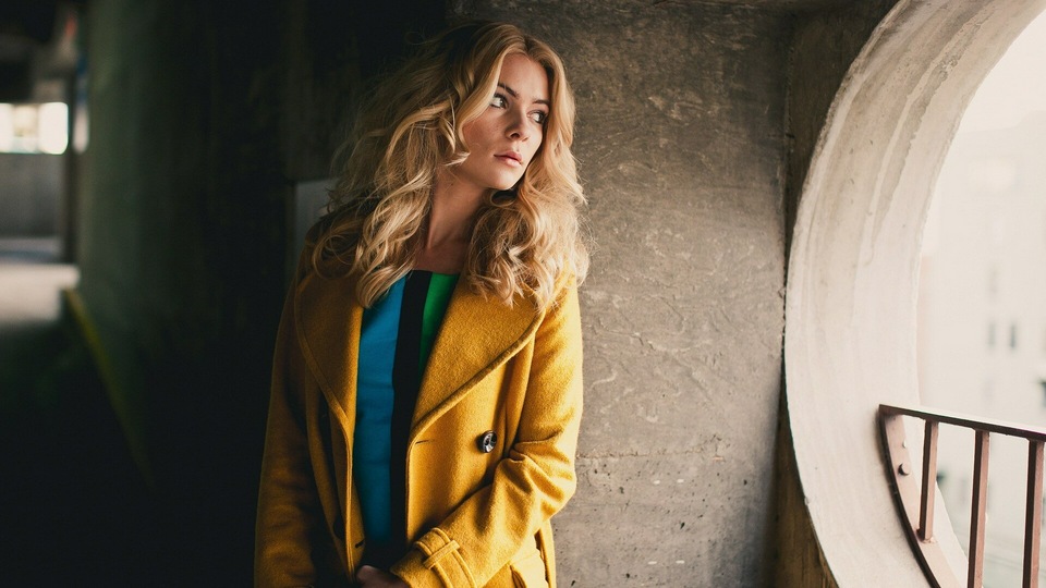 Девушка в желтом пальто Смотрит в сторону