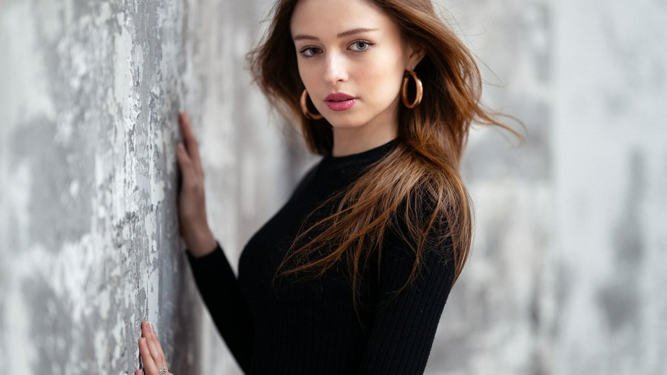 Рыжеволосая Модель позирует на фоне Стены