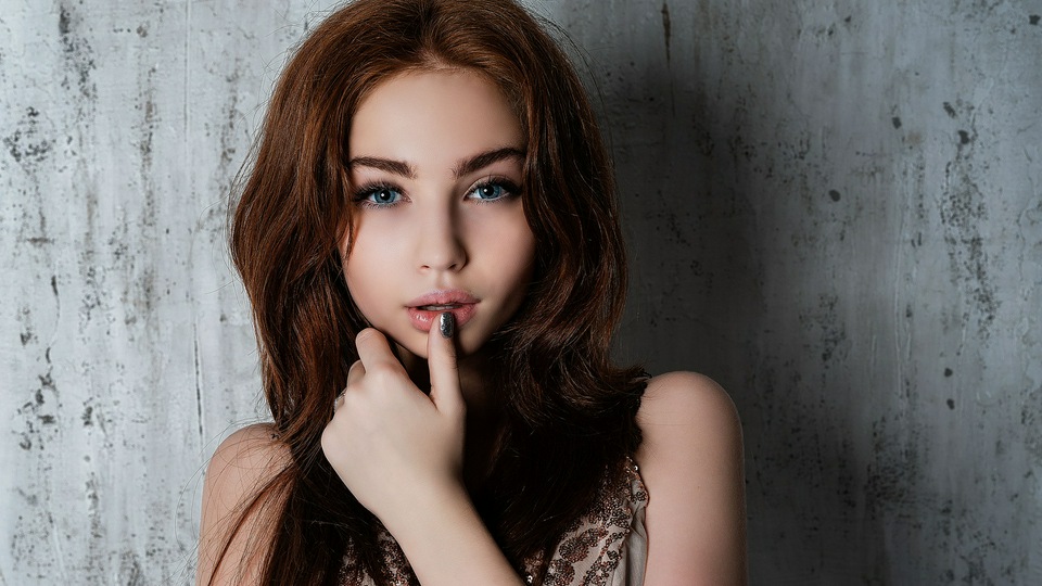Девушка Проводит пальцем по Губам