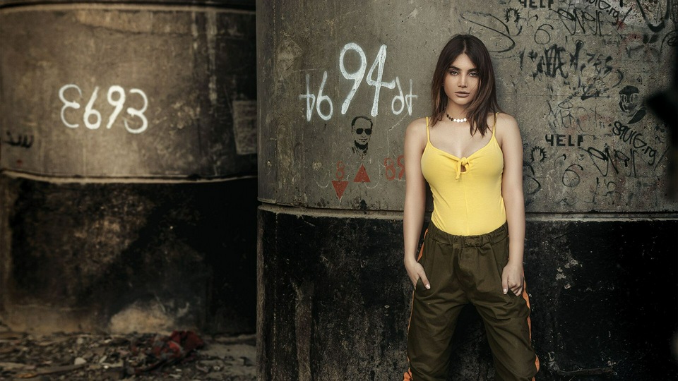 Девушка на открытом воздухе 4k