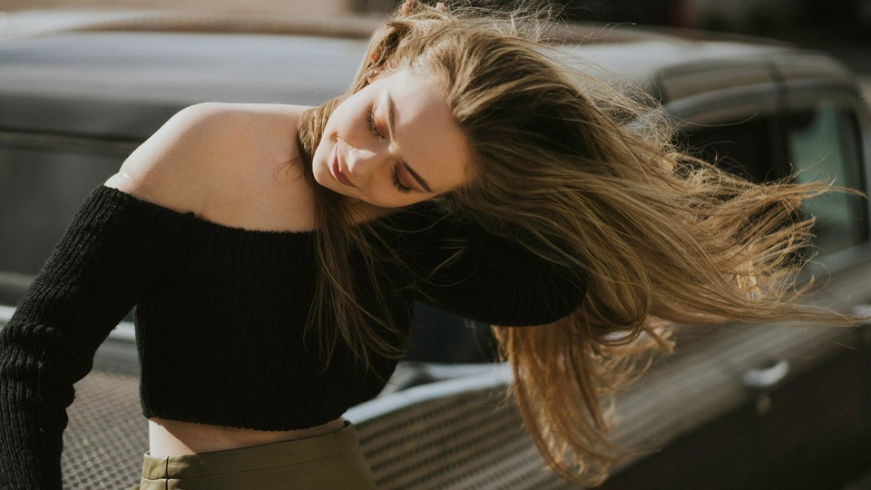 Девушка, выдувающая волосы 5k