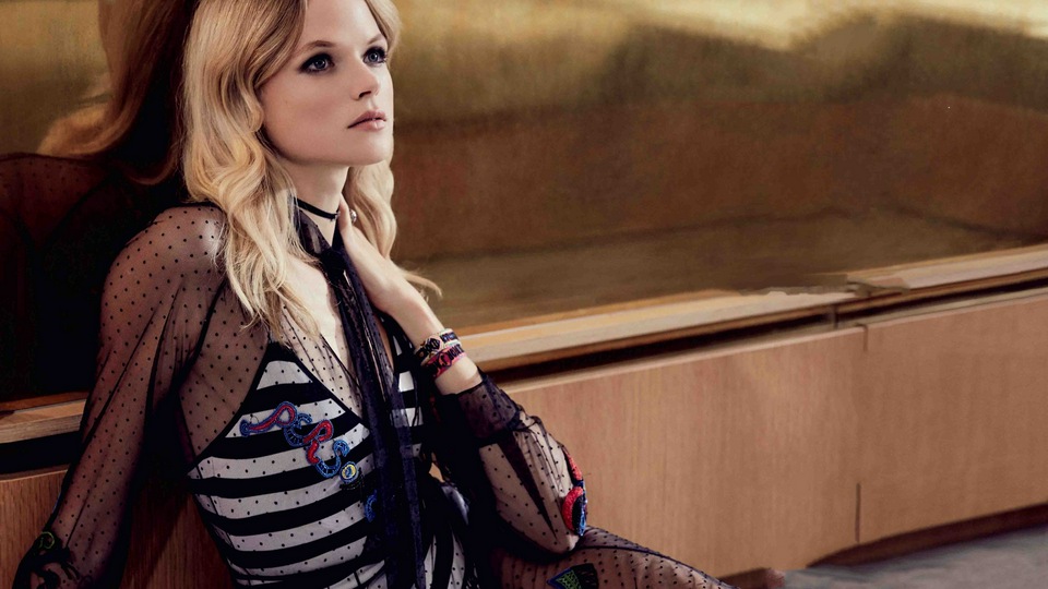 Блондинка Смотрит Так