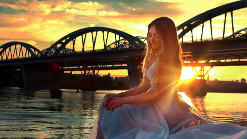 Девушка, Сидящая на Мосту Сбоку