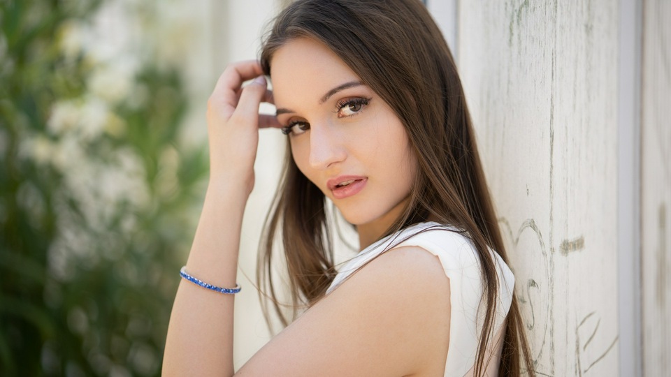 Взгляд девушки в глубину 5k